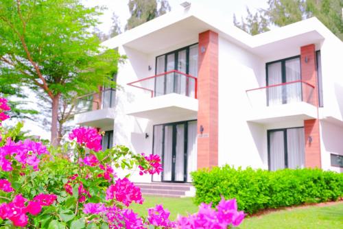 saint simeon resort villa owner