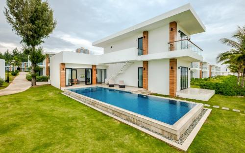 saint simeon resort villa owner