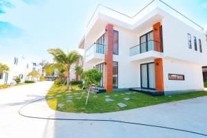 saint simeon resort villa owner