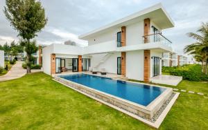 saint simeon resort villa owner