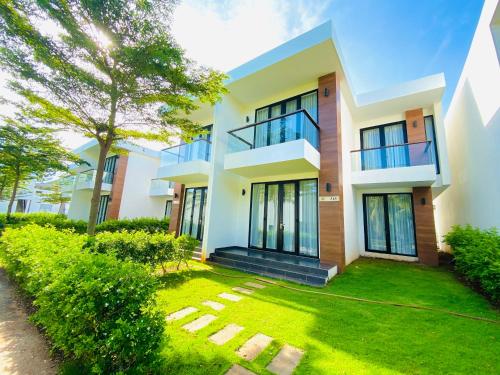 saint simeon resort villa owner