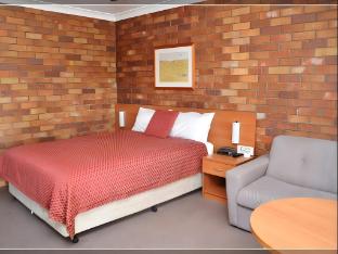 peter allen motor inn