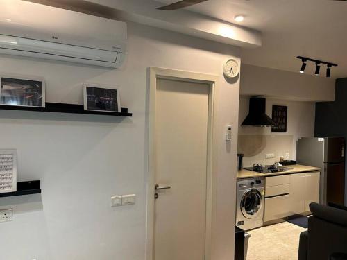 london studio apartment hiranandani thane