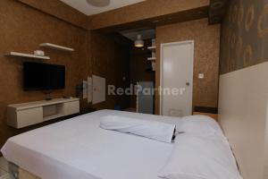 redliving apartemen podomoro golf view queen room tower dahoma