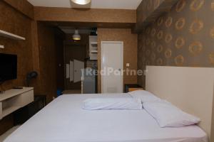 redliving apartemen podomoro golf view queen room tower dahoma
