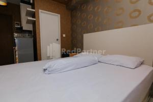 redliving apartemen podomoro golf view queen room tower dahoma