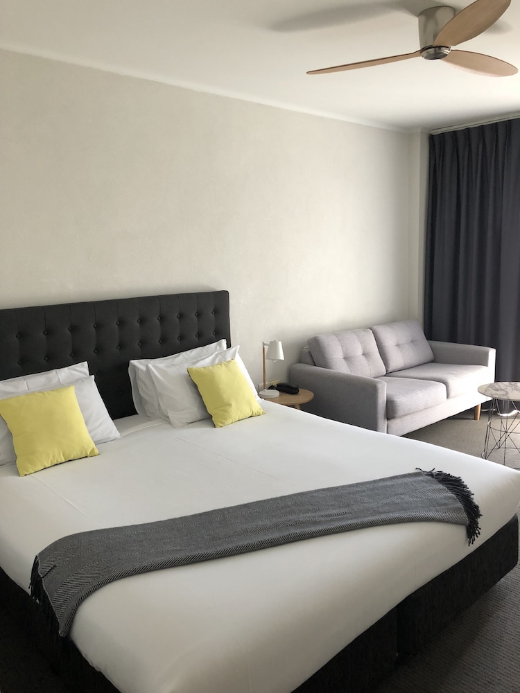 commodore motor inn albury