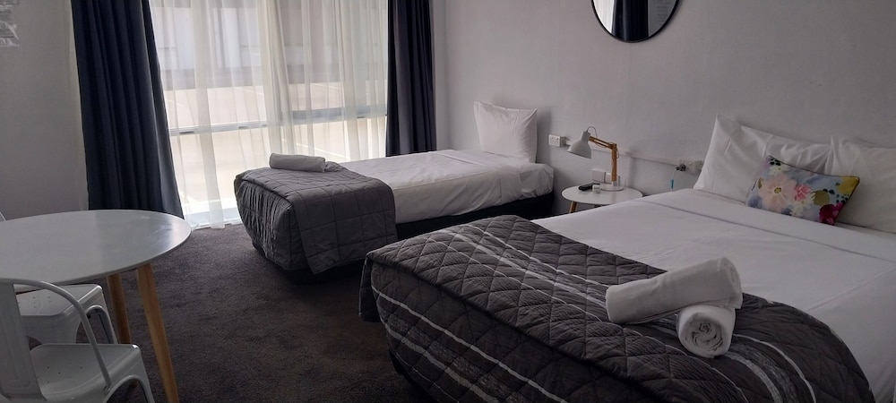 commodore motor inn albury