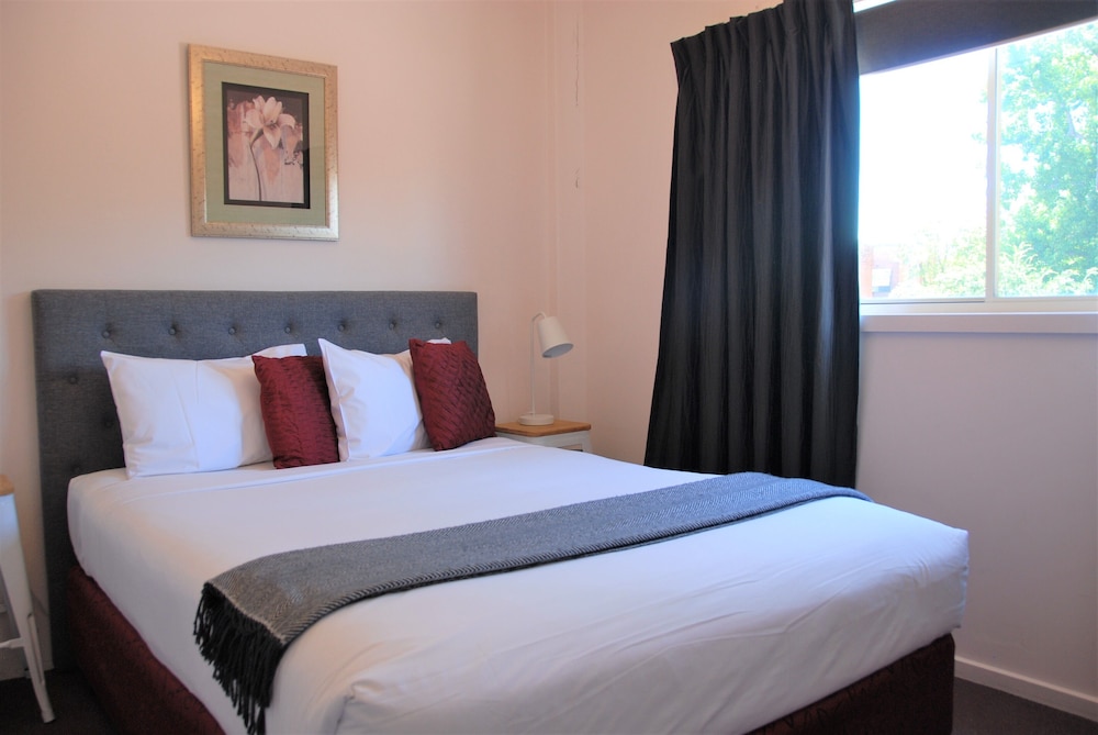 commodore motor inn albury