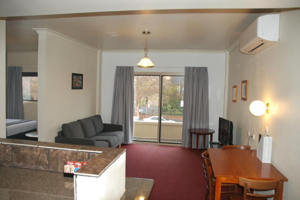 commodore motor inn albury