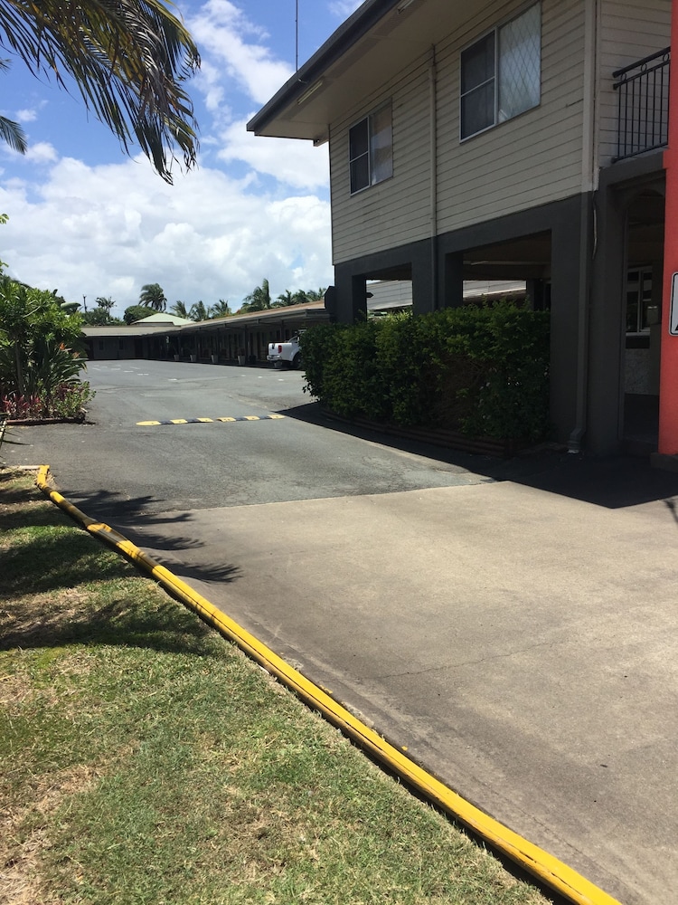 country plaza motor inn