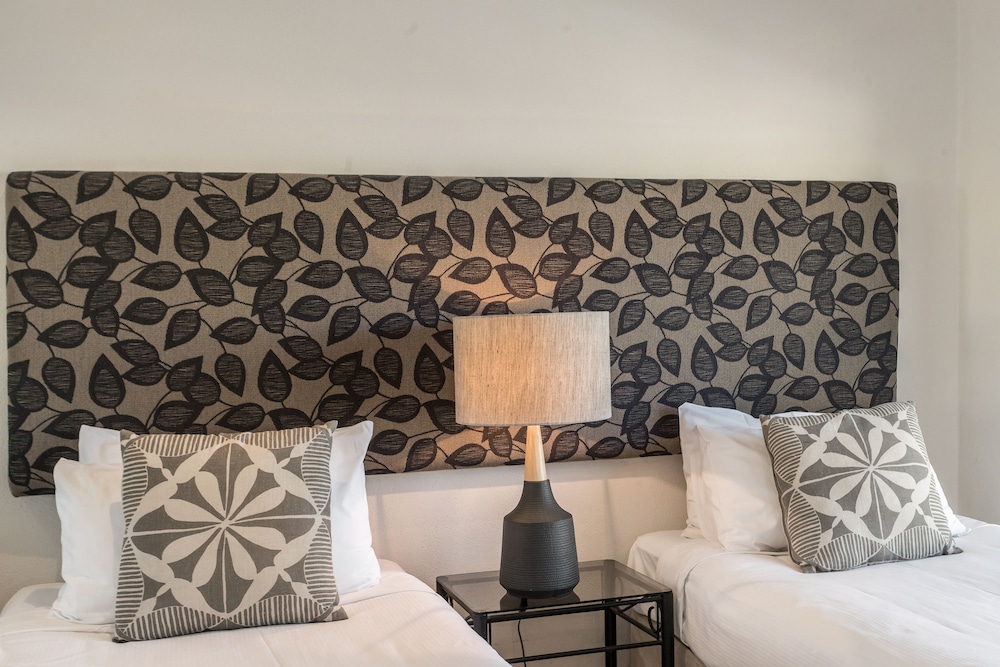 bayview beachfront apartments in town right on the beach