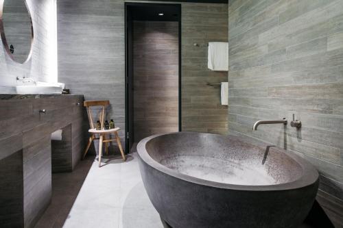 ovolo nishi