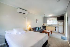 bush village holiday cabins