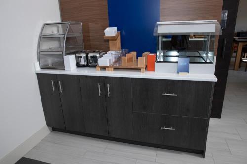 holiday inn express toledo west napoleon by ihg