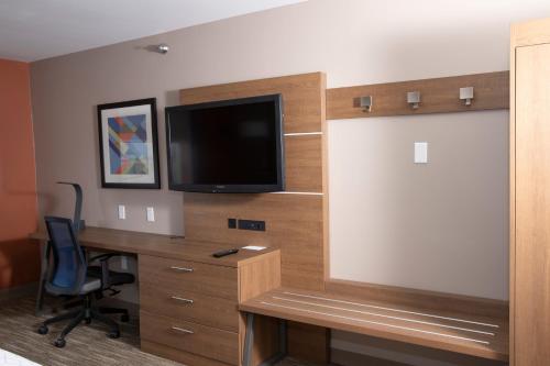 holiday inn express toledo west napoleon by ihg