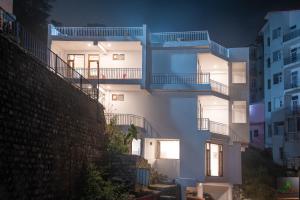 The Cloudberry I Property Of The Year I Serviced Villa I Couple Friendly I Pvt Balcony I Open Air Te,India>>Dharampur,3 star