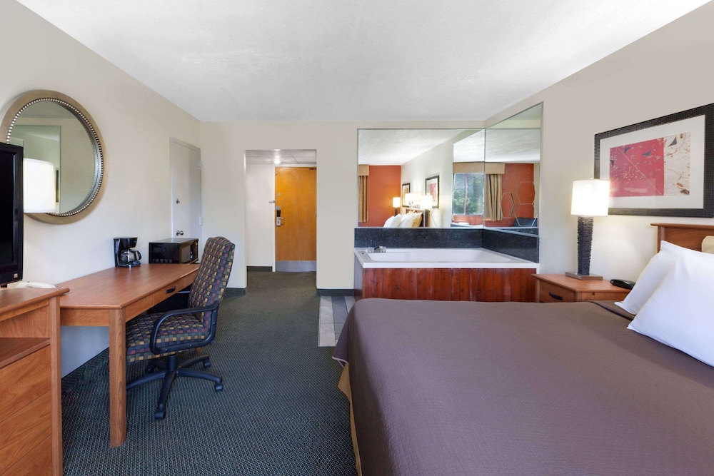 Travelodge By Wyndham Jackson,Jackson>>Detroit,2 star