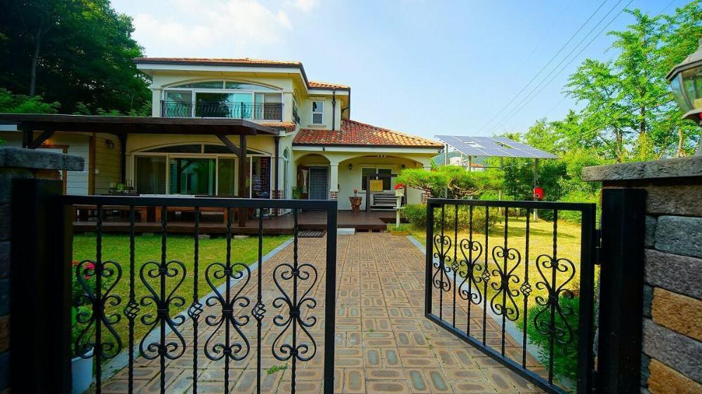 jeonju hanok village kim myeong ok byeoljang pension