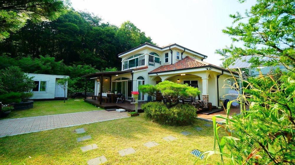 jeonju hanok village kim myeong ok byeoljang pension