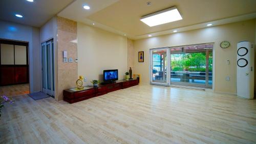 jeonju hanok village kim myeong ok byeoljang pension