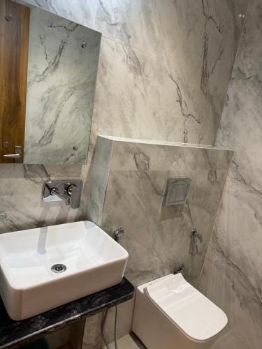 hotel taj way by jyoti villa