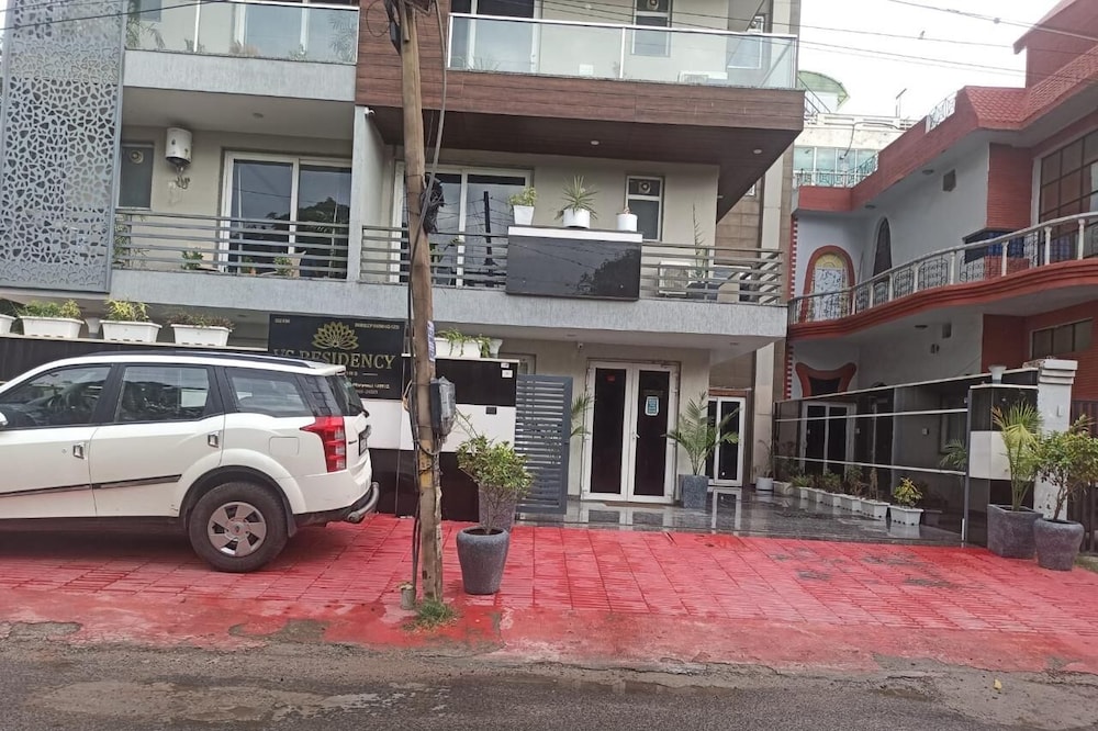 hotel vs residency medanta