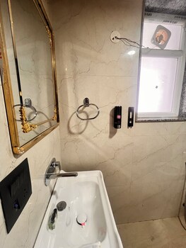 hotel vs residency medanta