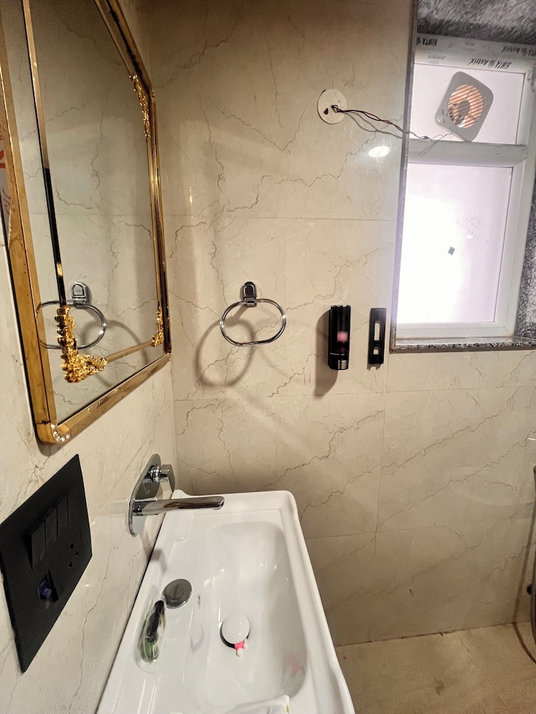 hotel vs residency medanta