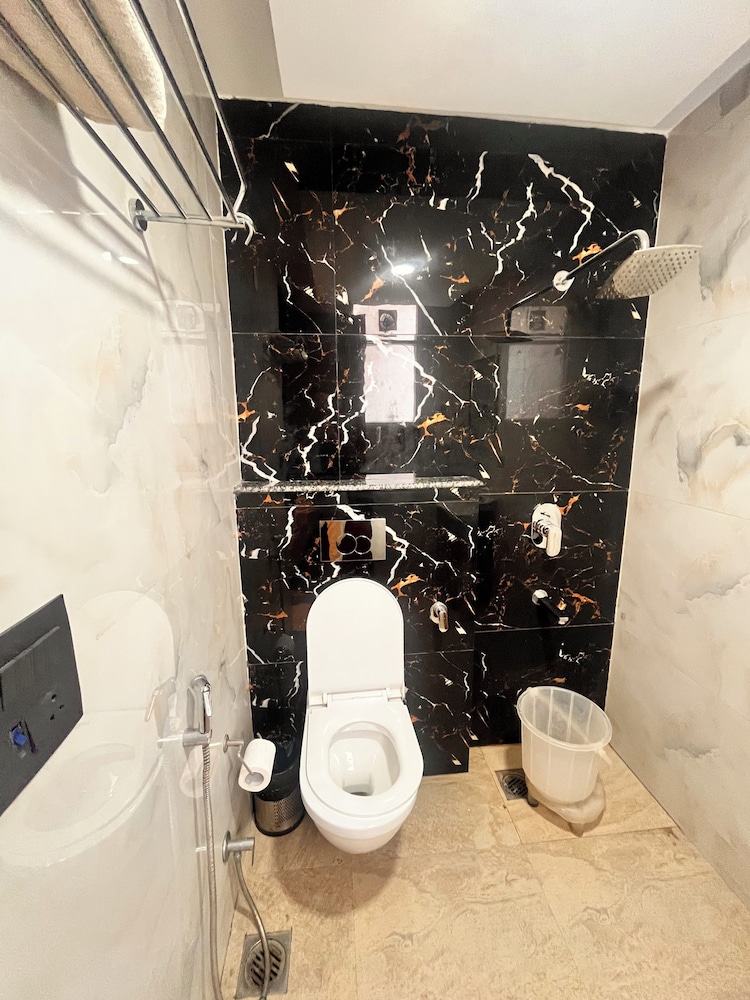 hotel vs residency medanta