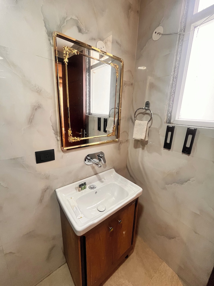 hotel vs residency medanta