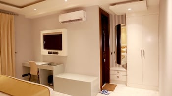 hotel vs residency medanta