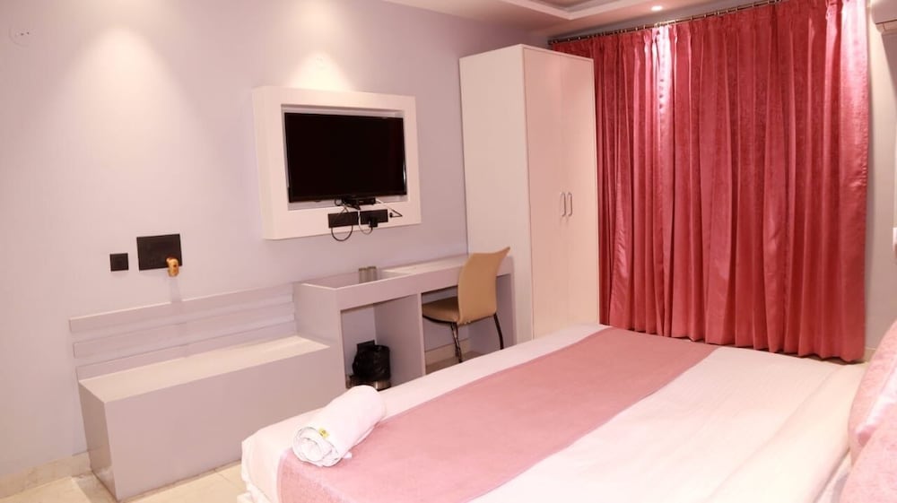 hotel vs residency medanta