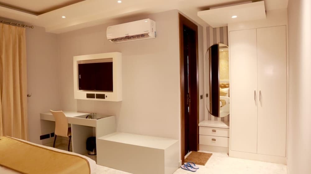 hotel vs residency medanta