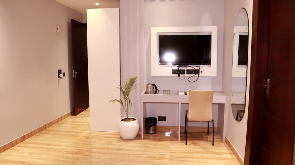 hotel vs residency medanta