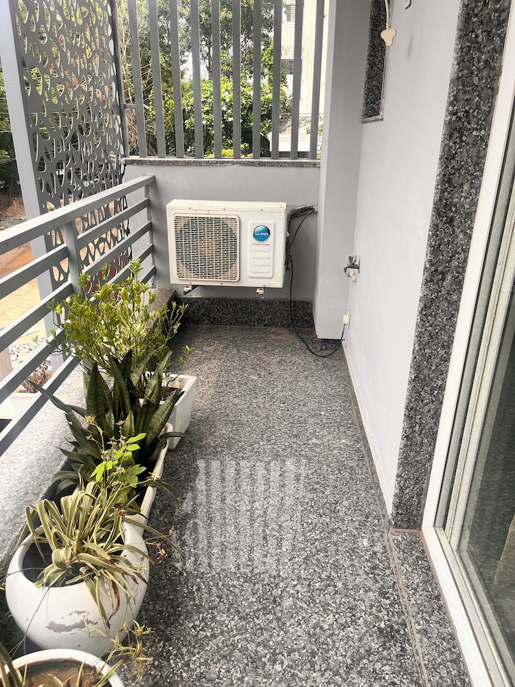 hotel vs residency medanta