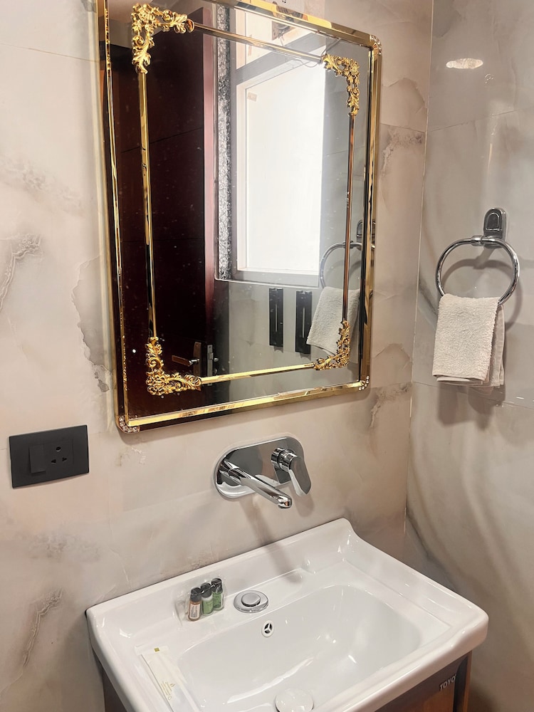 hotel vs residency medanta