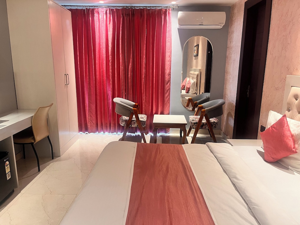 hotel vs residency medanta