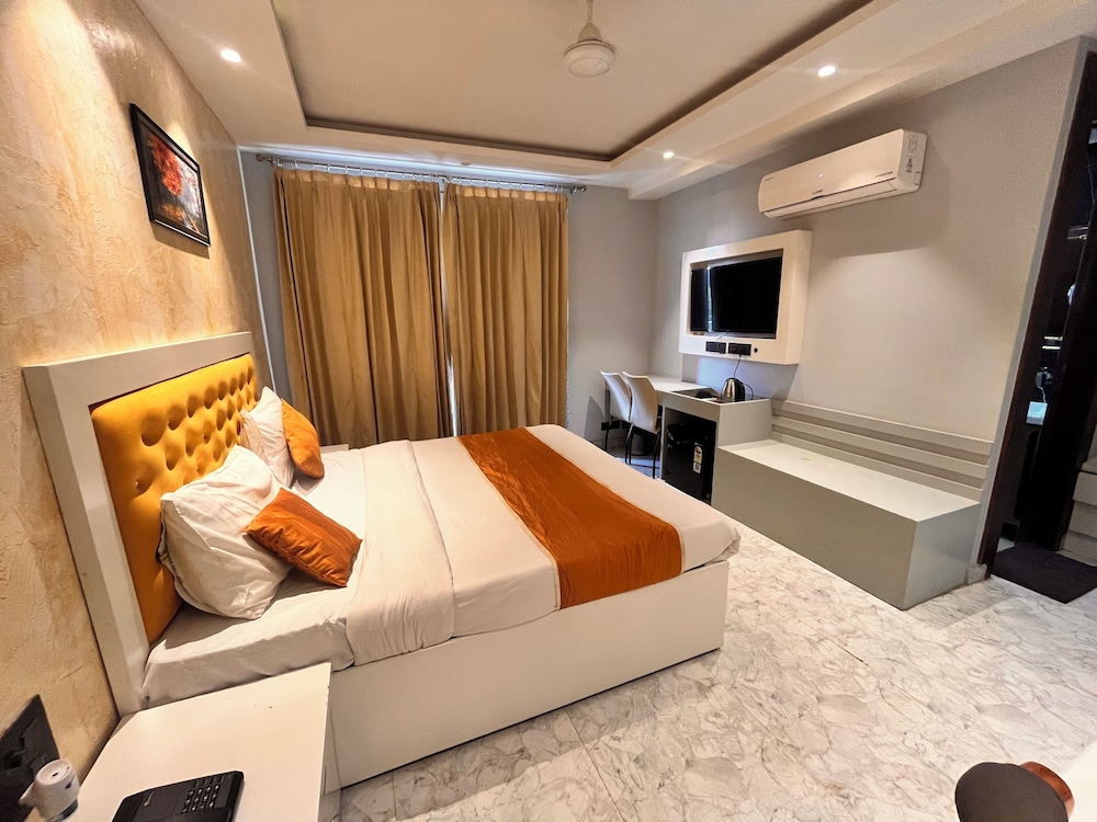 hotel vs residency medanta