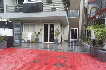 hotel vs residency medanta