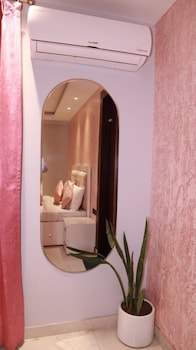 hotel vs residency medanta