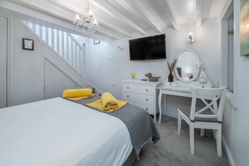 traeth arian cottage