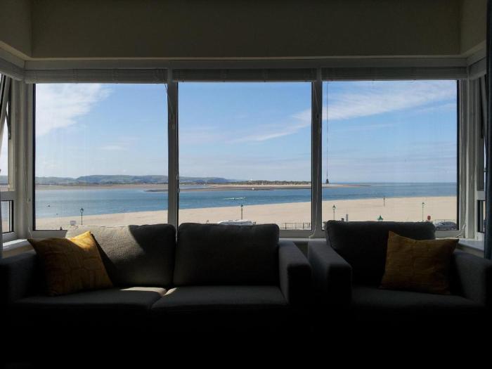 lovely seafront 2 bedroom apartment 4