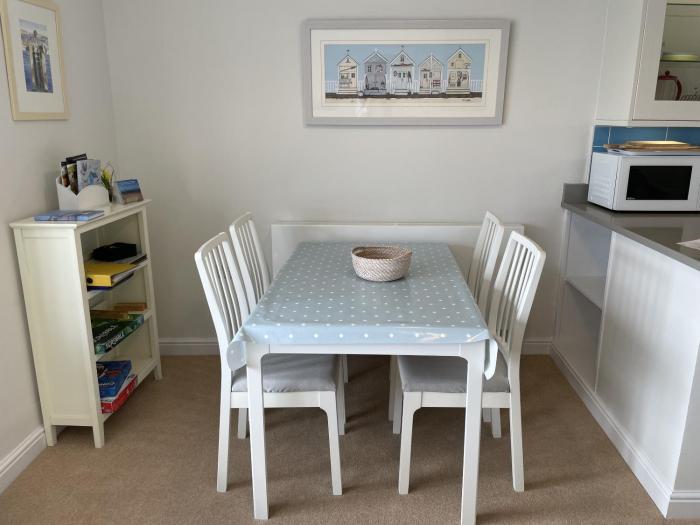 lovely seafront 2 bedroom apartment 4