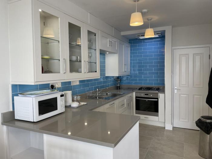 lovely seafront 2 bedroom apartment 4