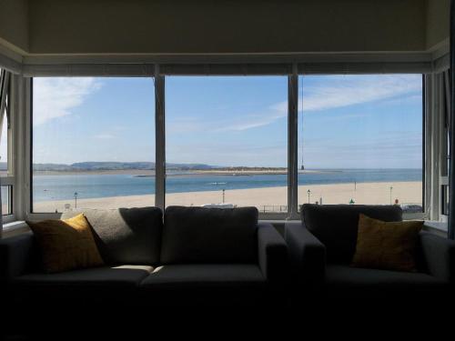 lovely seafront 2 bedroom apartment 4