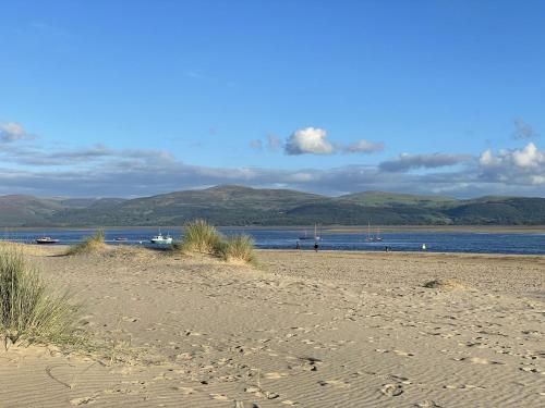 lovely seafront 2 bedroom apartment 4