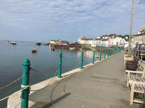 lovely seafront 2 bedroom apartment 4