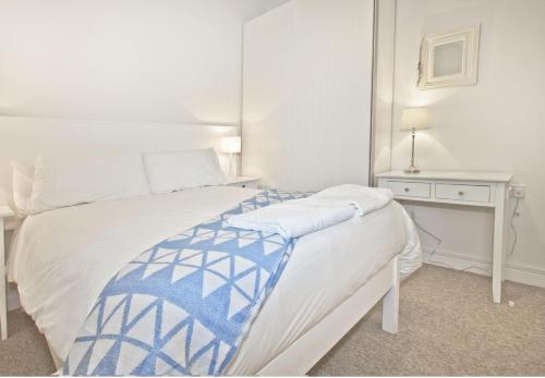 lovely seafront 2 bedroom apartment 4