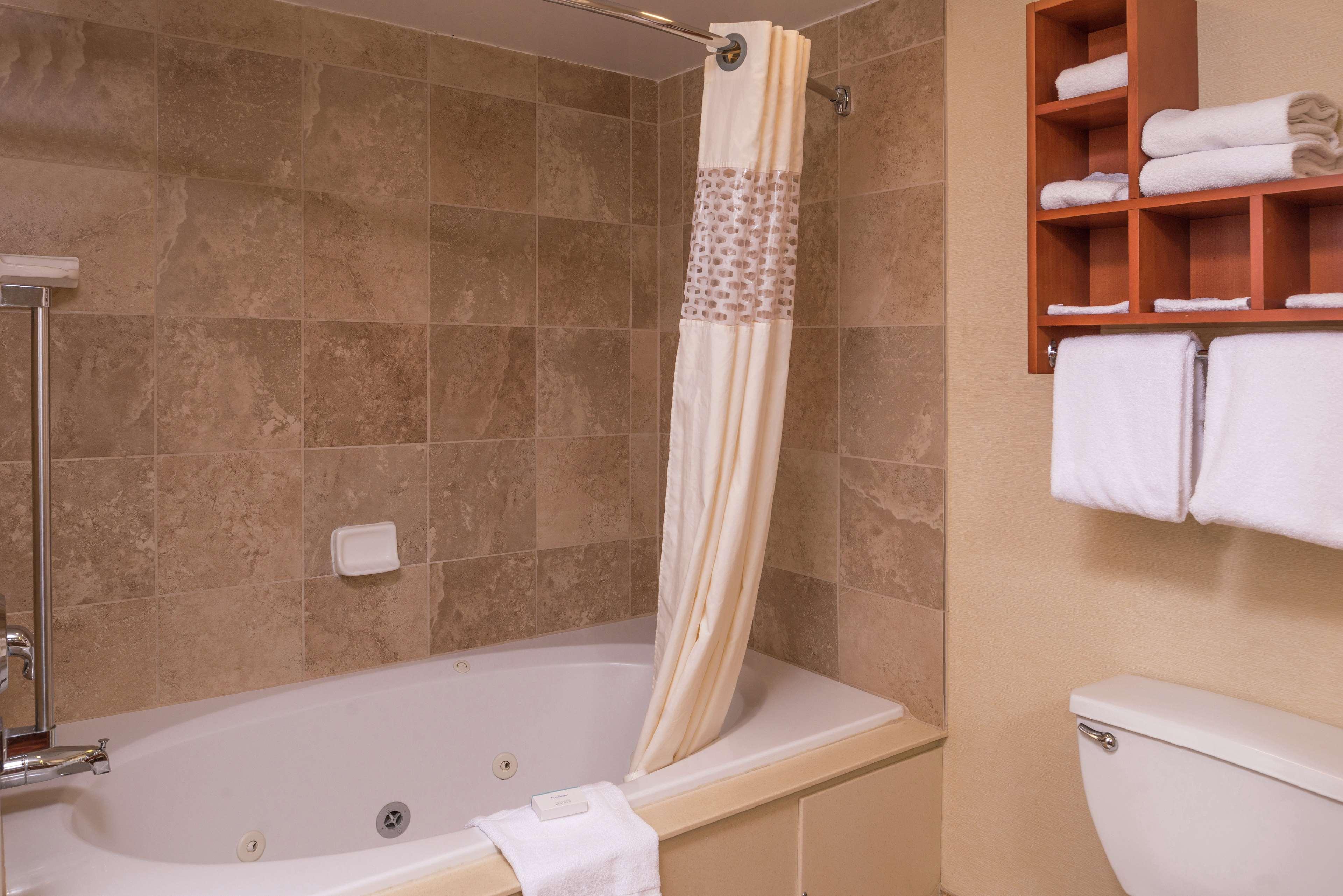 hampton inn and suites charlotte arrowood rd